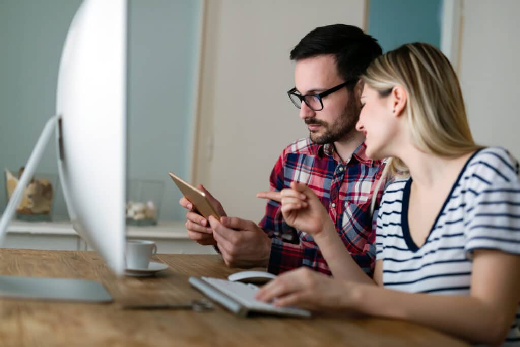 Zwei Personen mit einer Ausbildung zum Mediengestalter arbeiten gemeinsam an einem Projekt.