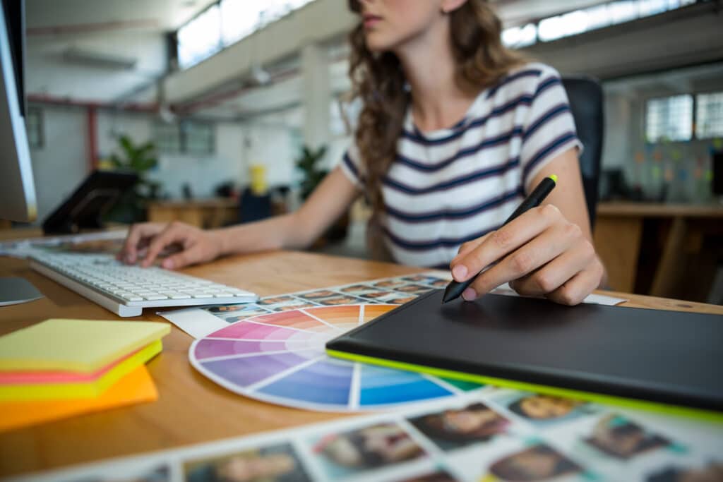 Eine Mediengestalterin arbeitet mit einer Farbpalette