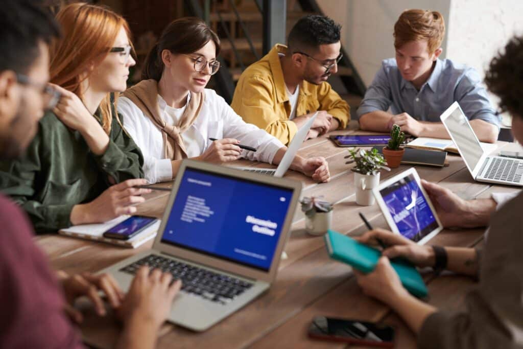 Gruppe von Menschen arbeitet am Laptop