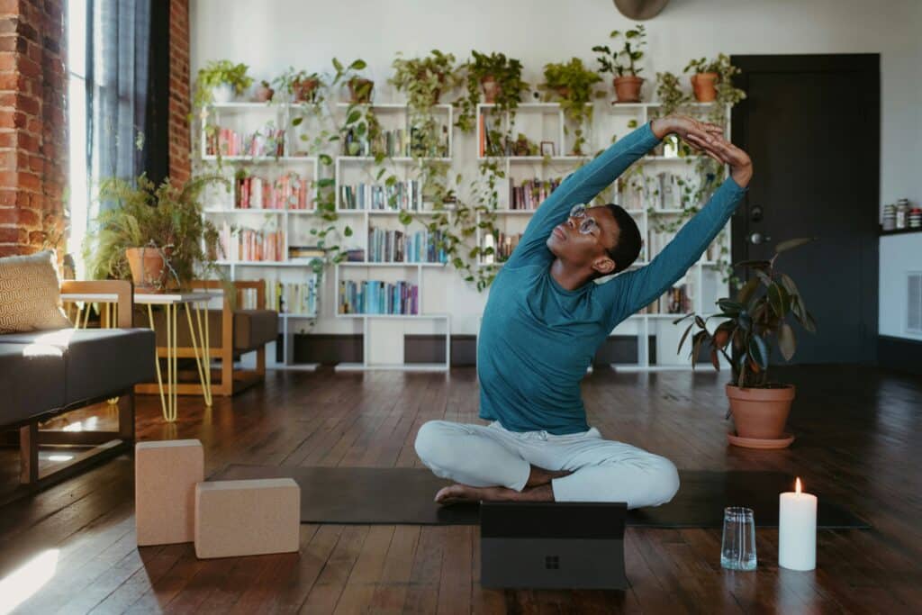 In der modernen Arbeitswelt steht die Work-Life-Balance im Vordergrund. Eine Frau macht Yoga.